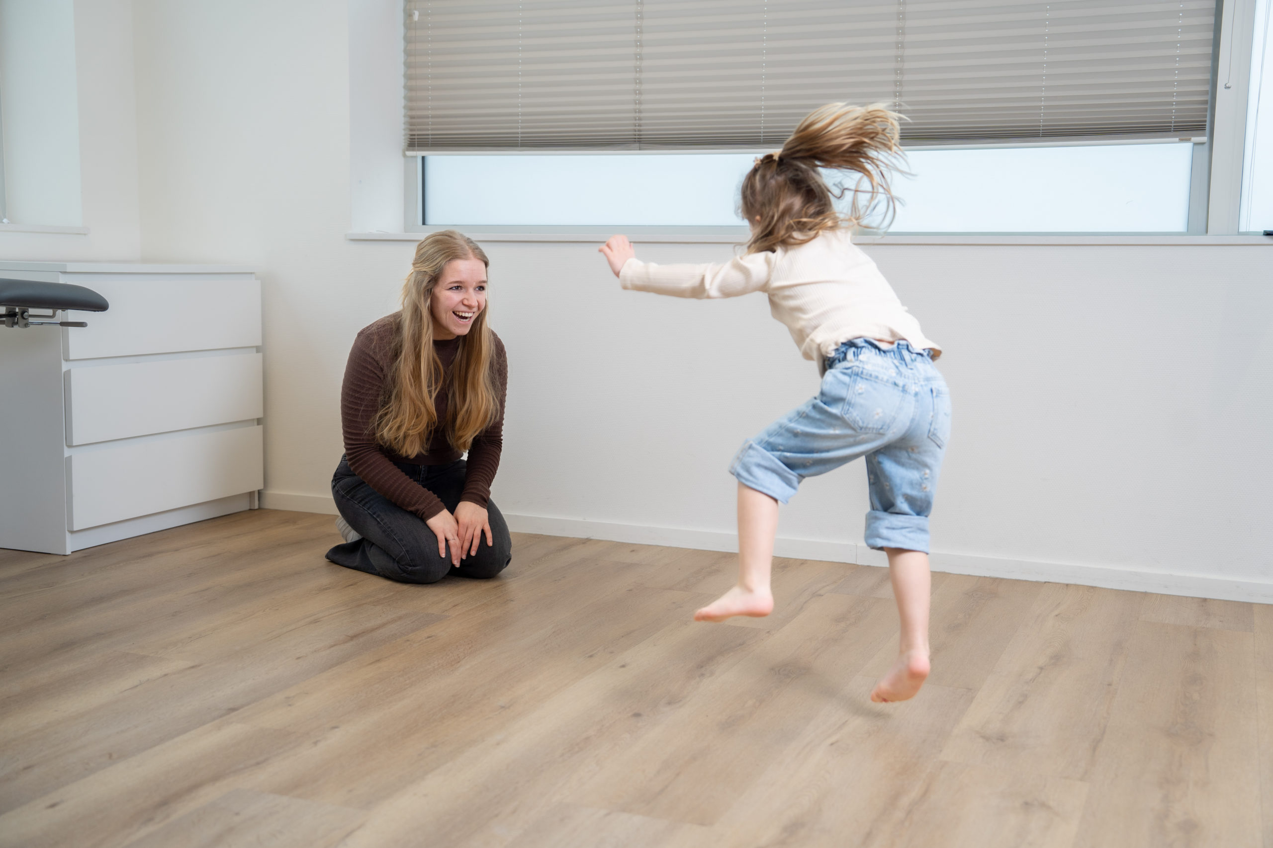 Spelende wijs onderzoek en behandelen bij kinderpodotherapie.