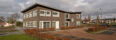 Gezondheidscentrum Empel, Balkburg-Oost, Den Bosch, bij de rotonde. Gedeeld pand met huisartsen, apotheek, verloskundige praktijk, echocentrum en fysiotherapeut.