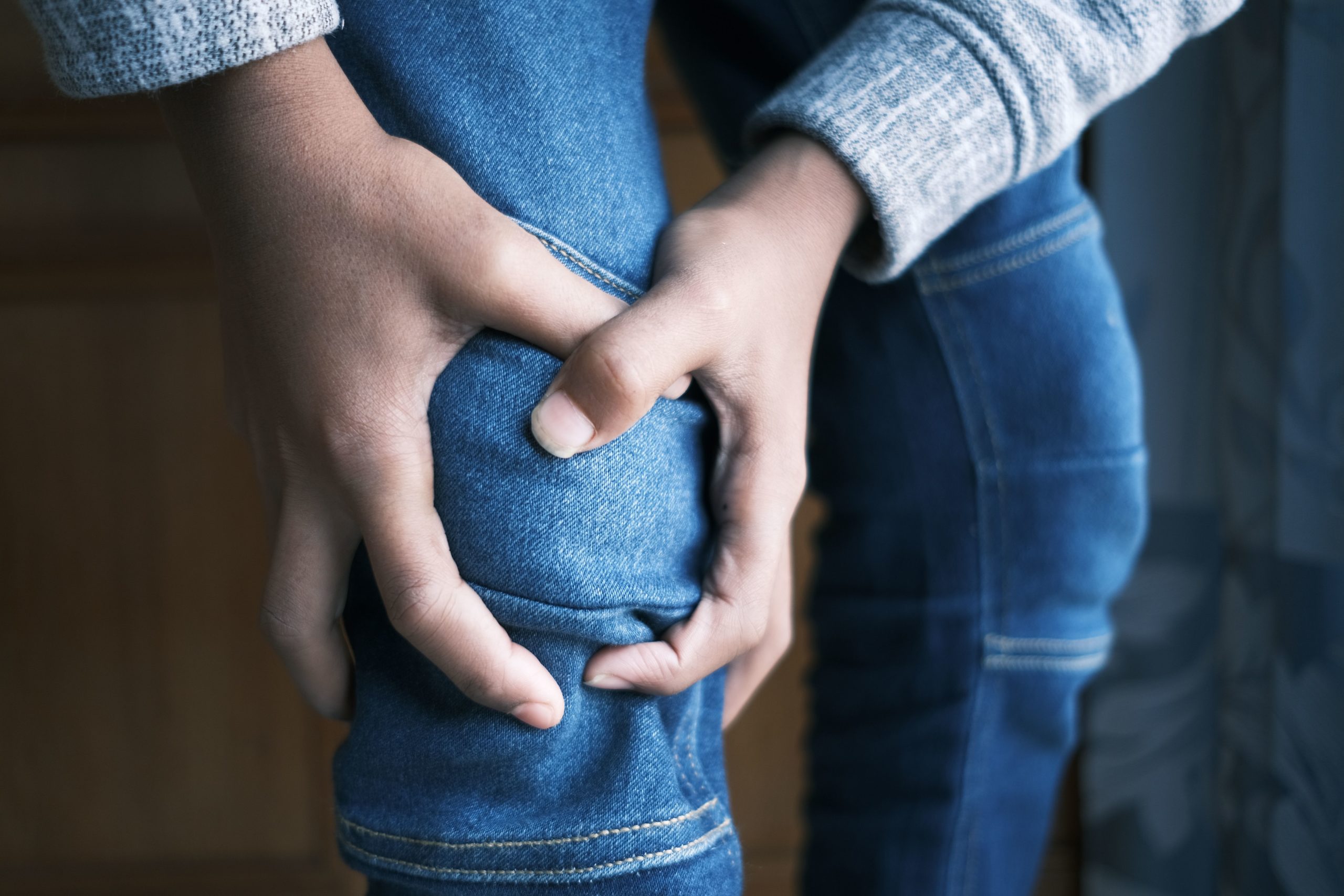 Kind met pijn rondom de knieschijf