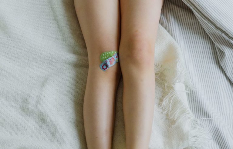 Pijn aan de voorkant van de knie bij je kind (hoffitis)