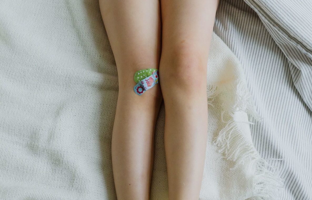 Pijn aan de voorkant van de knie bij je kind (hoffitis)